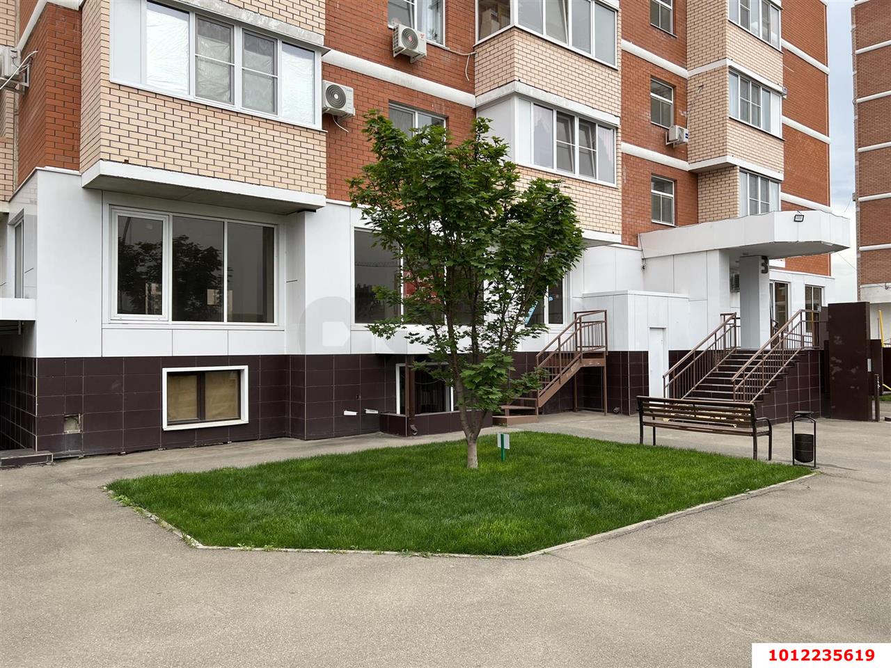 Фото №1: Торговое помещение 169 м² - Краснодар, жилой комплекс Лиговский, ул. Героя Пешкова, 7