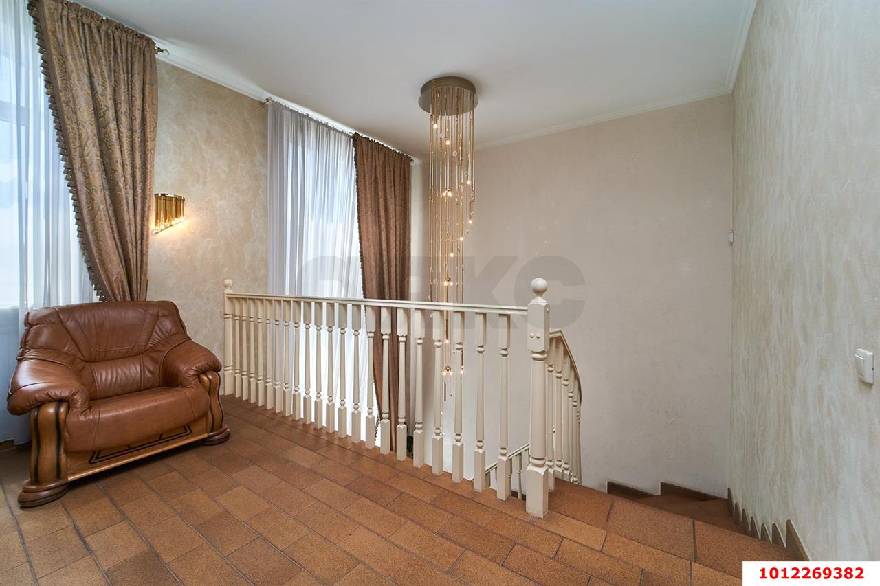 Фото №6: Дом <span class="whitespace-nowrap">270 м²</span> <span class="whitespace-nowrap">+ 5 сот.</span>, <span class="whitespace-nowrap">3 эт.</span> - Краснодар, Западный внутригородской округ, Горогороды, мкр. Центральный, ул. Затонная, 36