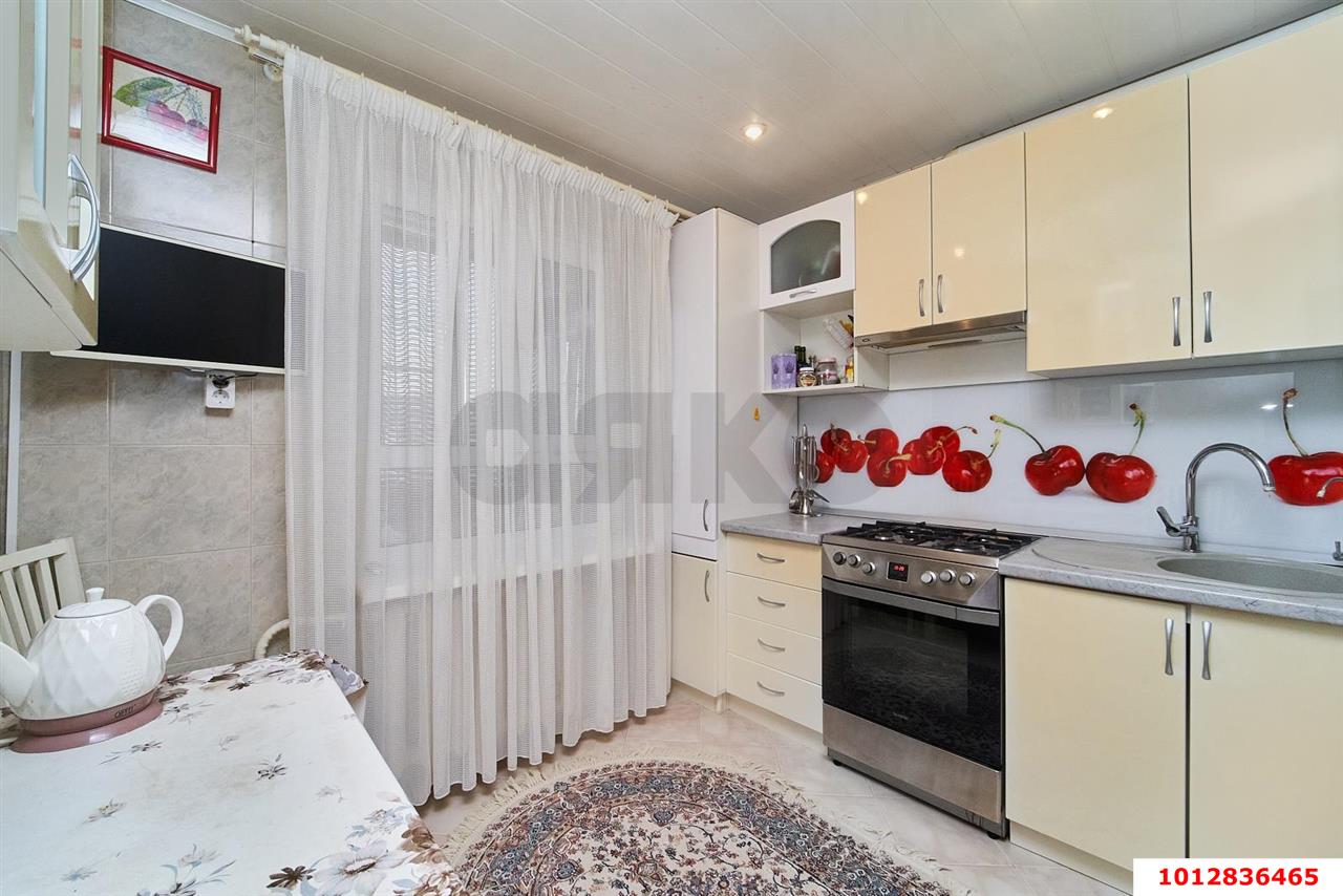 Фото №1: 3-комнатная квартира 68 м² - Краснодар, Центральный внутригородской округ, Покровка, мкр. Центральный, ул. Володарского, 10А