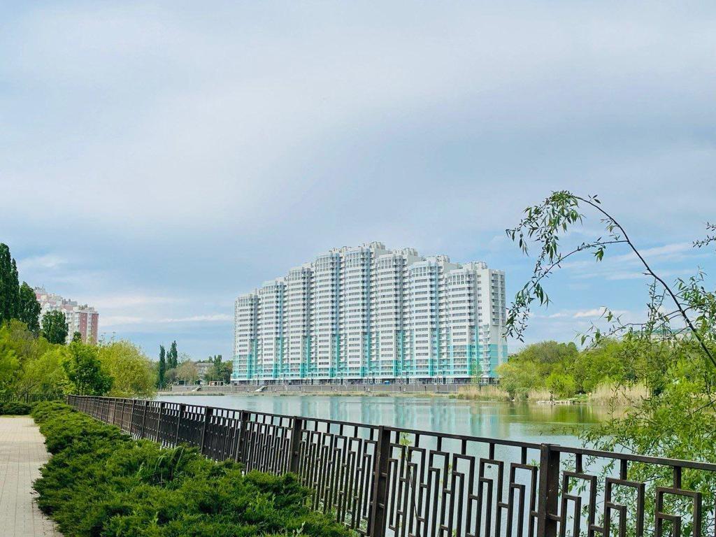 Фото №3: 1-комнатная квартира 47 м² - Краснодар, Карасунский внутригородской округ, Центральный внутригородской округ, Черёмушки, мкр. жилой комплекс Дом у Озера, ул. Селезнёва, 104/1