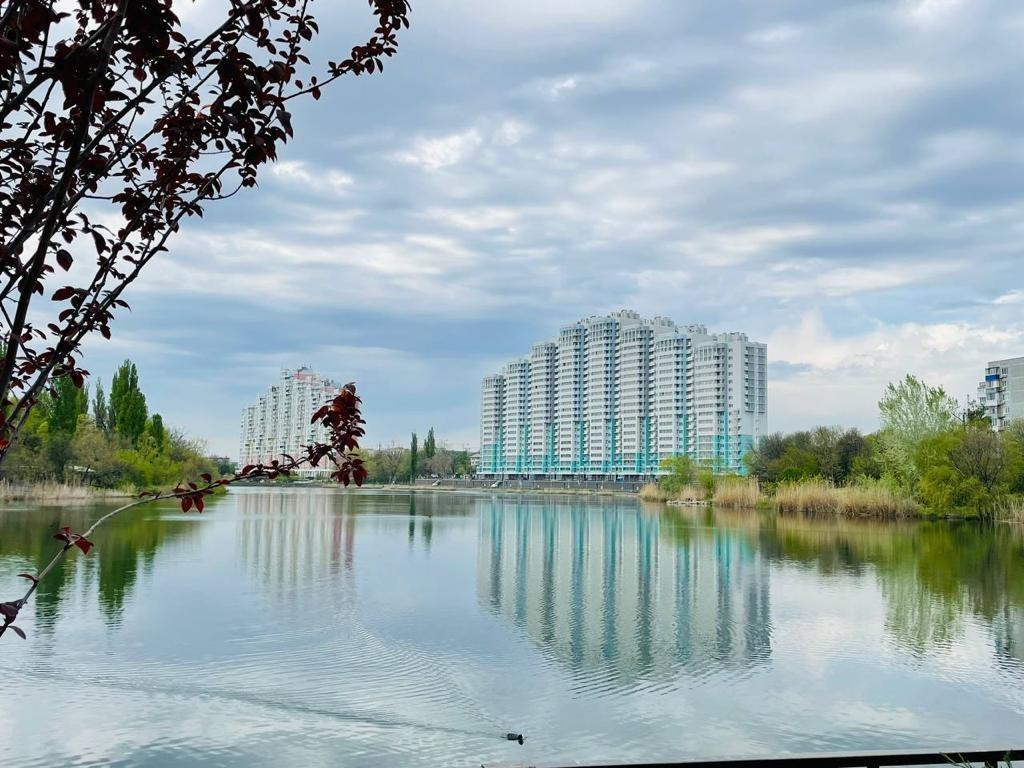 Фото №2: 1-комнатная квартира 47 м² - Краснодар, Карасунский внутригородской округ, Центральный внутригородской округ, Черёмушки, мкр. жилой комплекс Дом у Озера, ул. Селезнёва, 104/1