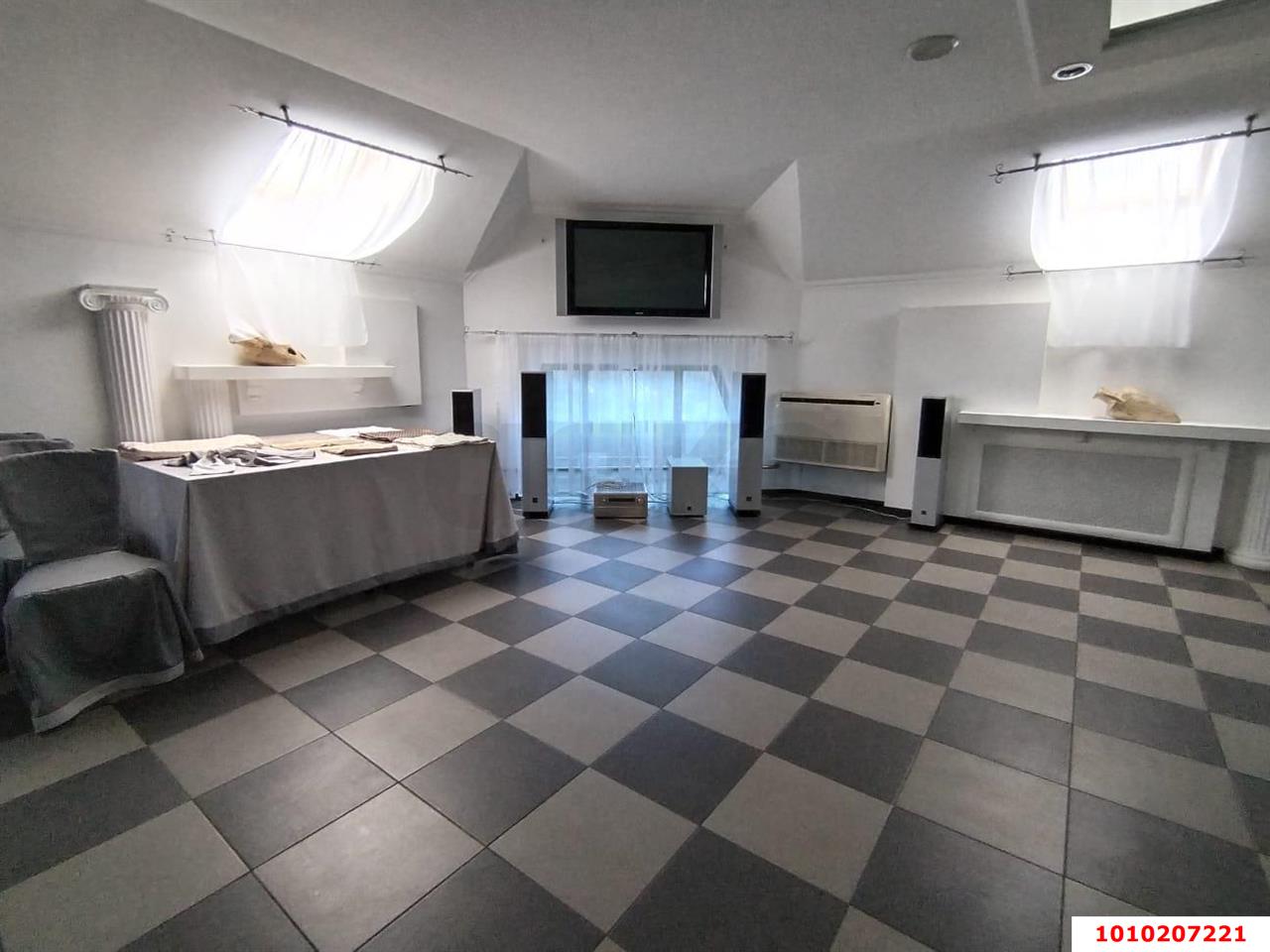 Фото №2: Коммерция 820 м² - Краснодар, Прикубанский внутригородской округ, мкр. Фестивальный, ул. Красных Партизан, 337