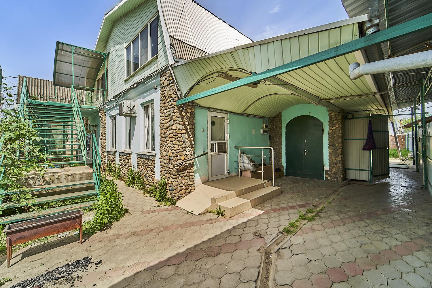 Фото №1: Дом 259 м² + 12.5 сот. - Новотитаровская, ул. Краснодарская, 98