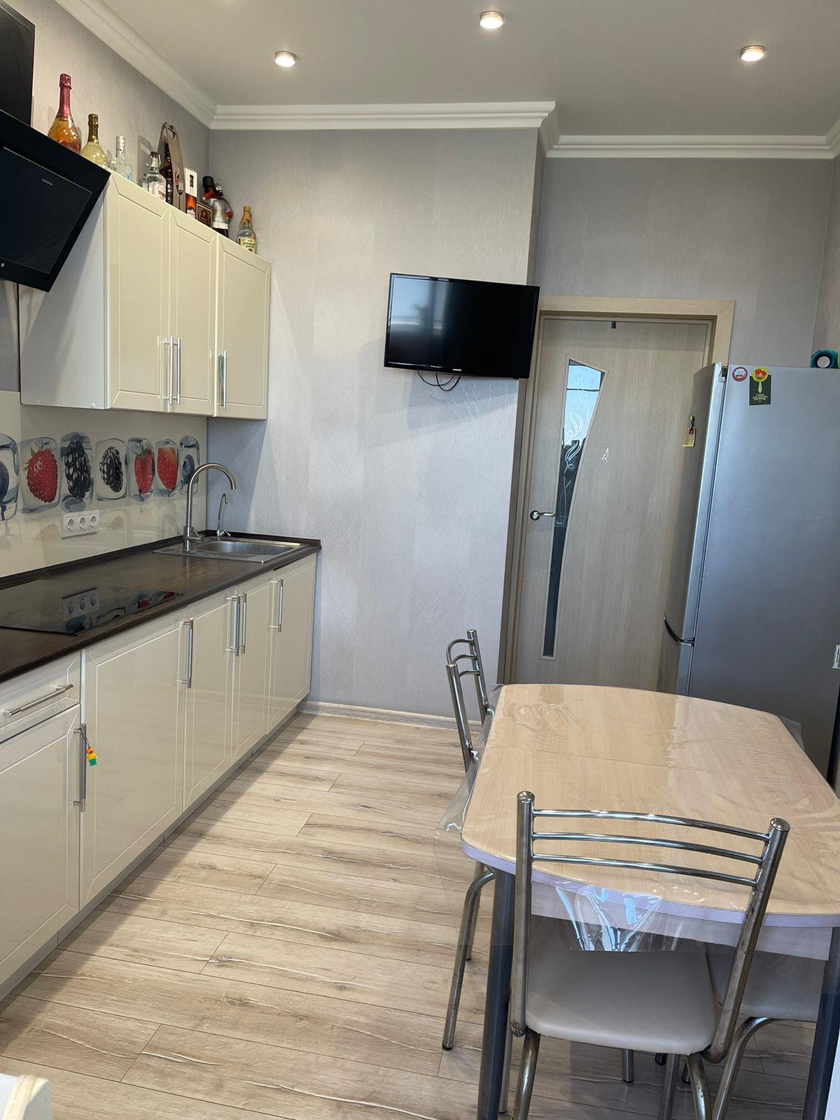 Фото №2: 2-комнатная квартира 56 м² - Краснодар, Западный внутригородской округ, мкр. Юбилейный, ул. 70-летия Октября, 1/6