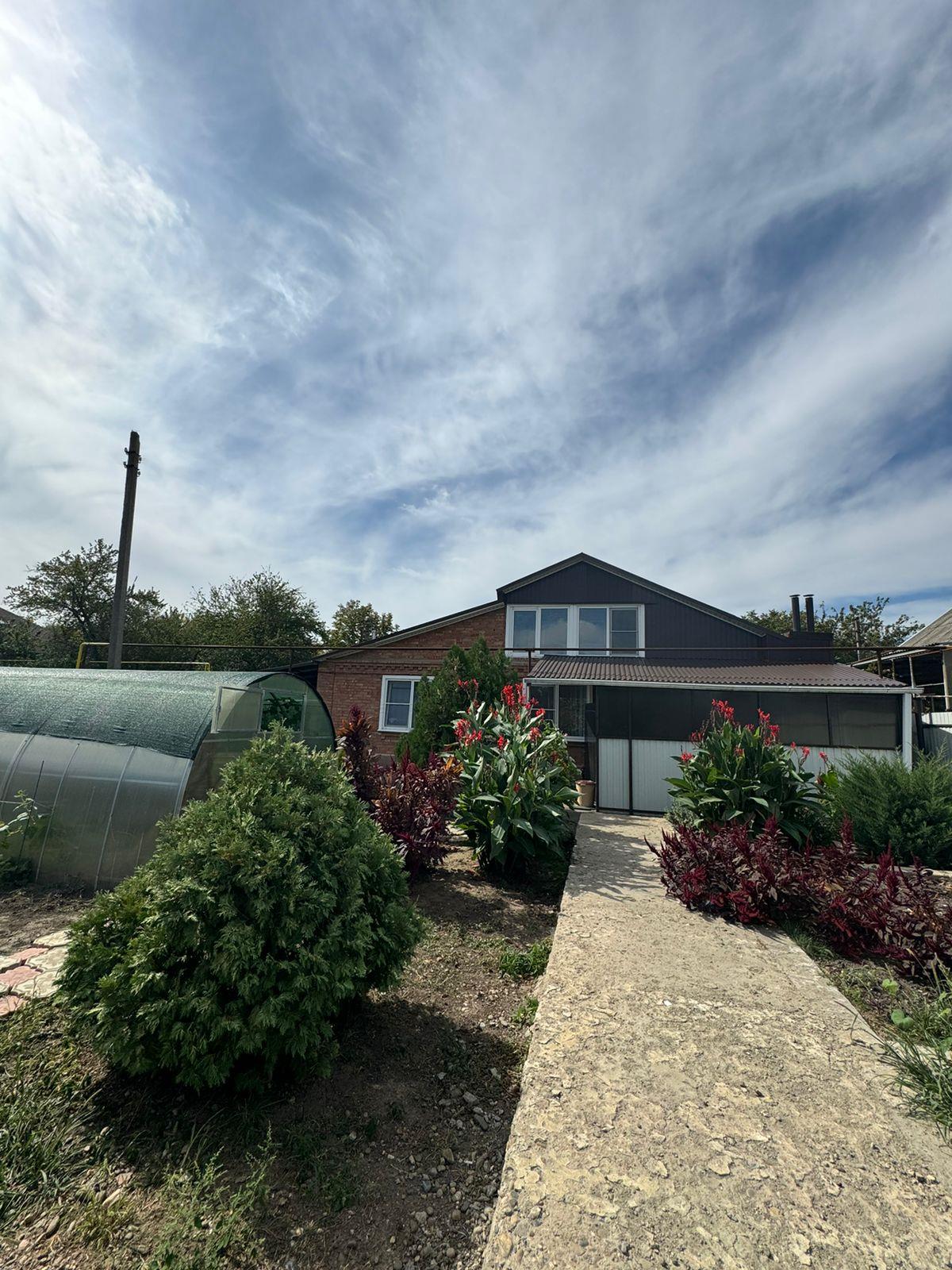 Фото №1: Дом 177 м² + 12.8 сот. - Тлюстенхабль, Центральный внутригородской округ, Западный внутригородской округ, мкр. Центральный, ул. Школьная, 12