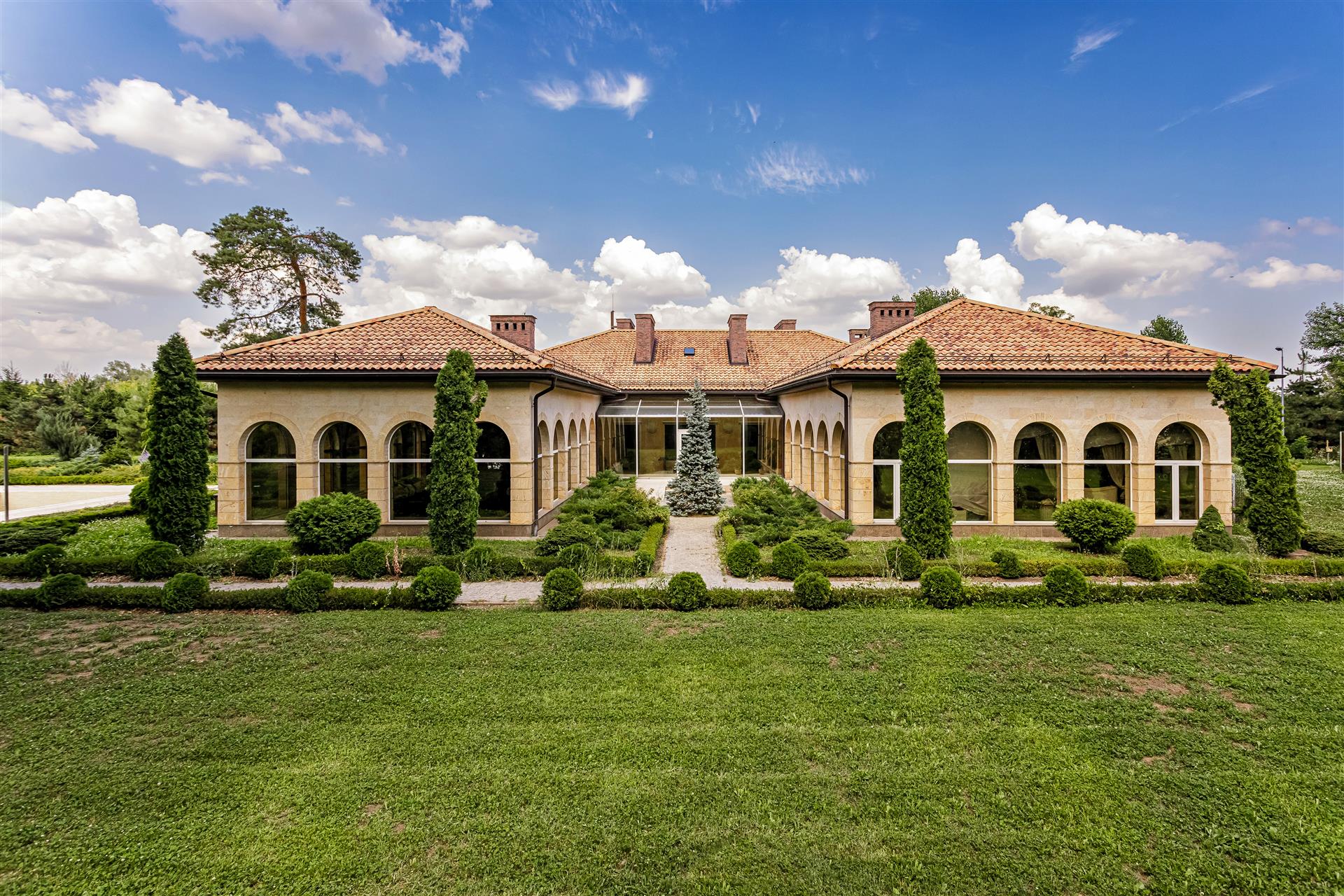 Фото №1: Дом 530 м² + 100 сот. - Афипсип, Карасунский внутригородской округ, Центральный внутригородской округ, Черёмушки, мкр. жилой комплекс Ставропольский, ул. Шапсугская Дамба, 43