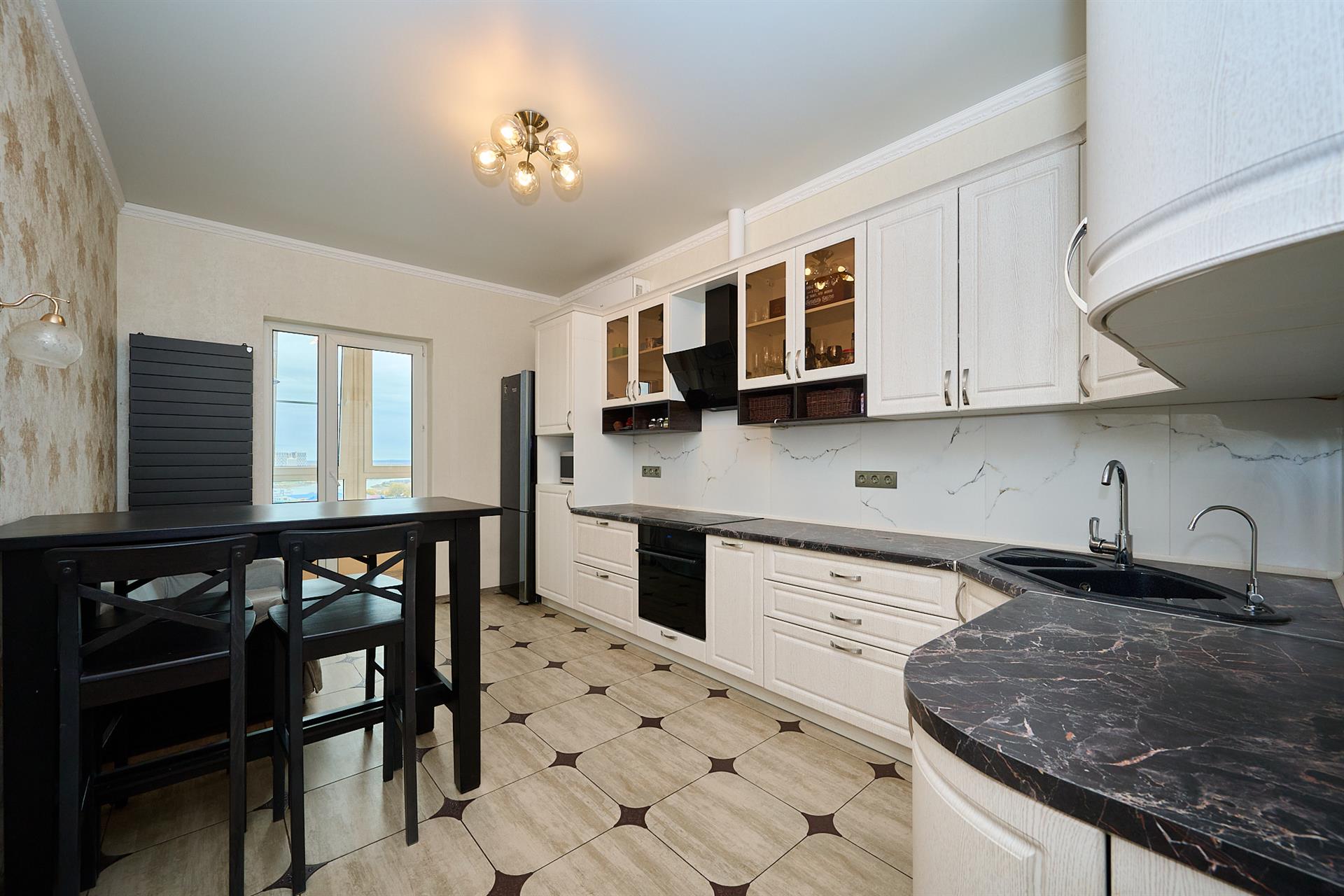 Фото №1: 1-комнатная квартира 50 м² - Краснодар, Центральный внутригородской округ, Дубинка, жилой комплекс Радонеж, мкр. Черёмушки, ул. Вишняковой, 1/23к1