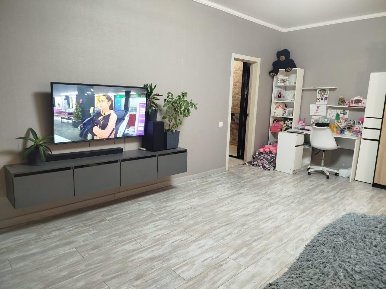 Фото №2: 2-комнатная квартира 59 м² - Краснодар, Прикубанский внутригородской округ, Завод Радиоизмерительных Приборов, имени Петра Метальникова, жилой комплекс Лучезарный, мкр. Музыкальный, ул. имени Сергея Есенина, 129/5