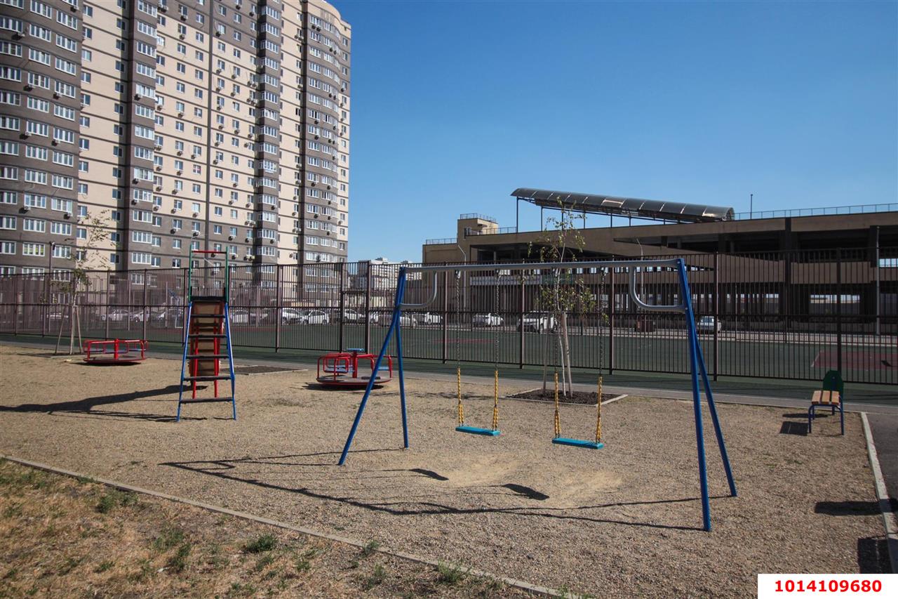 Фото №2: 1-комнатная квартира <span class="whitespace-nowrap">44 м²</span>, <span class="whitespace-nowrap">15/19 эт.</span> - Краснодар, Прикубанский внутригородской округ, ЖК Тополиная Топольковая, мкр. имени Петра Метальникова, ул. Тополиная, 44