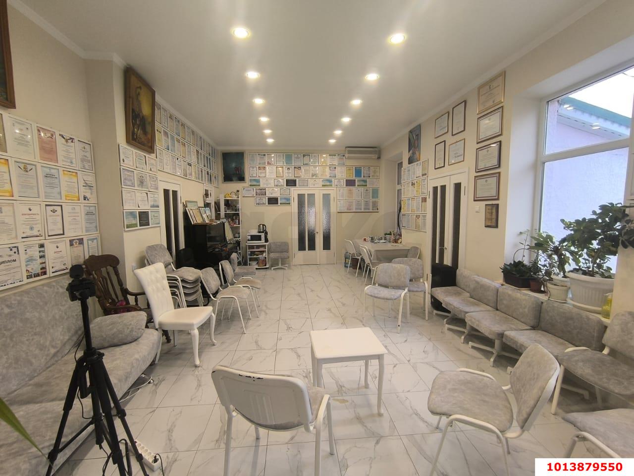 Фото №1: Торговое помещение 61 м² - Краснодар, Центральный, ул. Кирова, 104