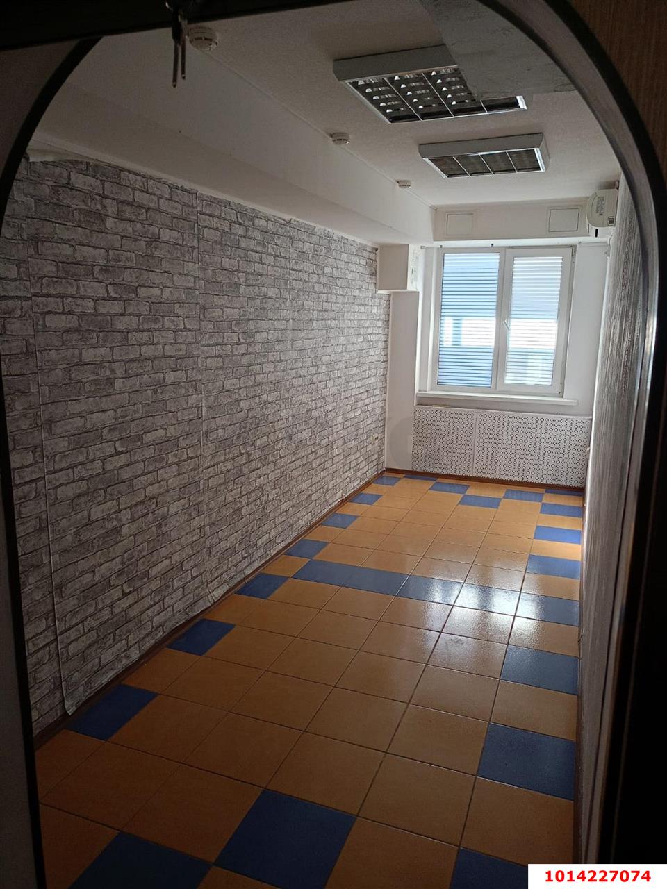 Фото №1: Торговое помещение 12 м² - Краснодар, Юбилейный, ул. Рождественская набережная, 17
