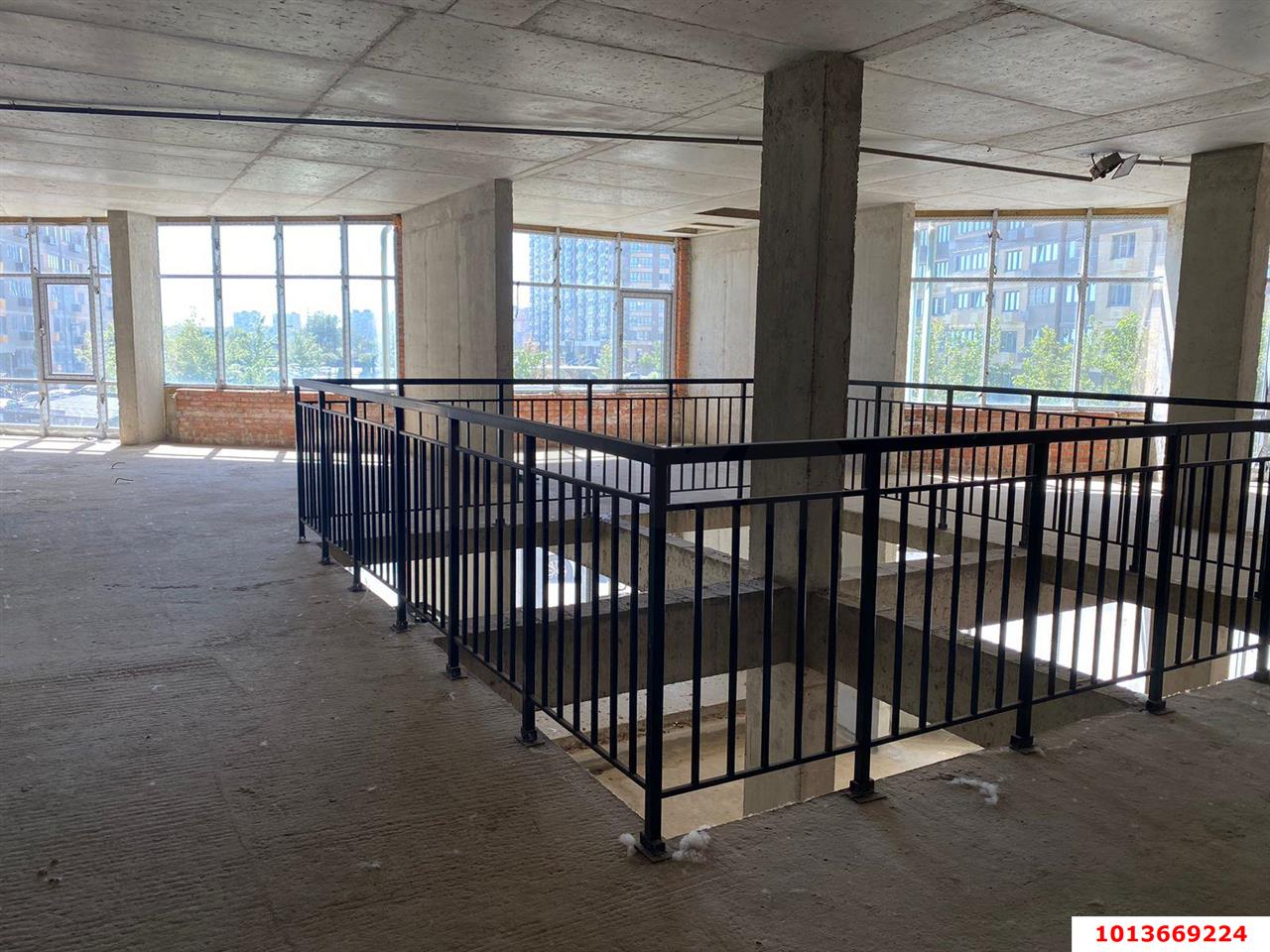 Фото №2: Торговое помещение 880 м² - Краснодар, жилой комплекс Сказка Град, ул. имени В.Н. Мачуги, 166