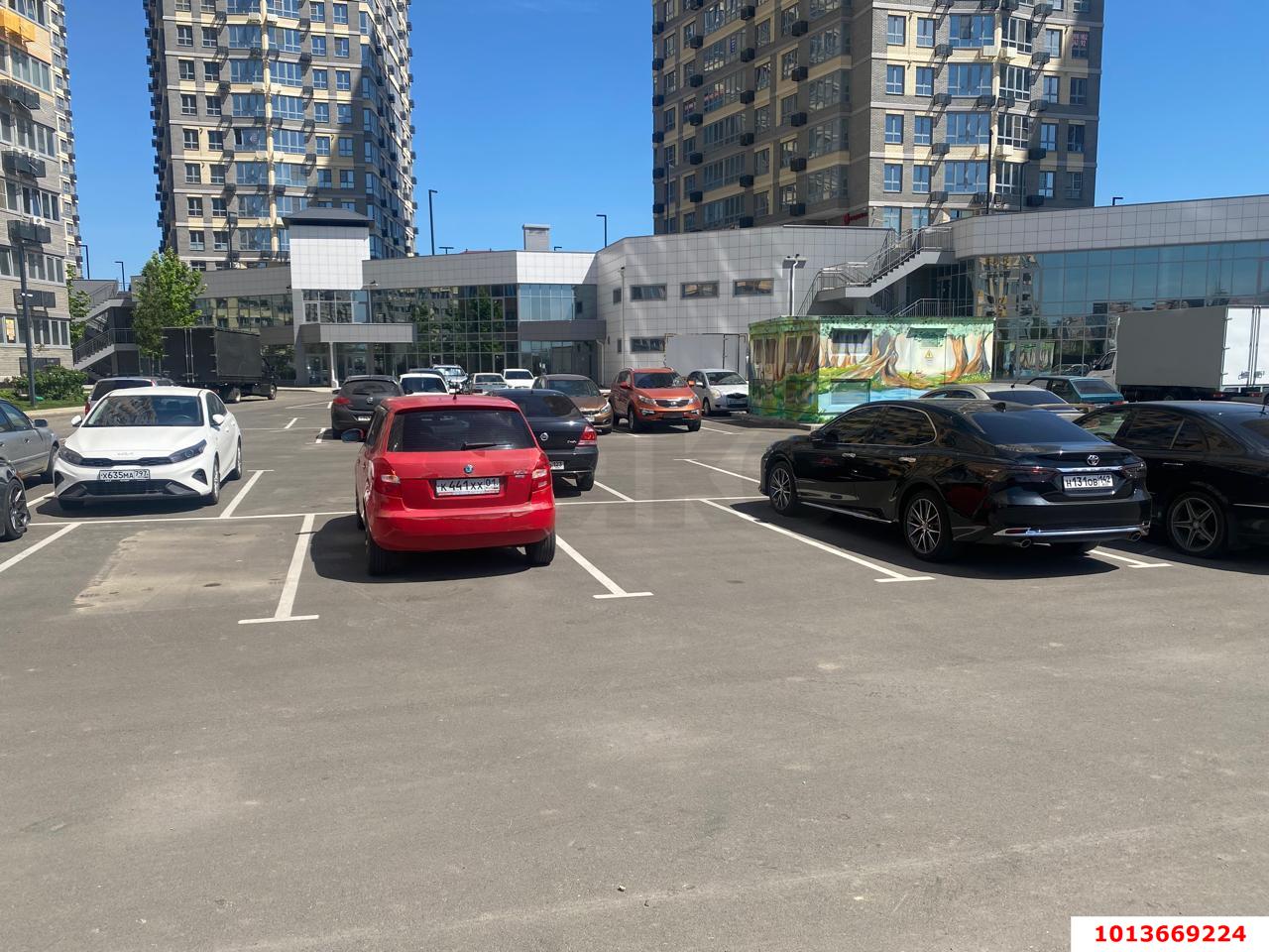 Фото №1: Торговое помещение 880 м² - Краснодар, жилой комплекс Сказка Град, ул. имени В.Н. Мачуги, 166