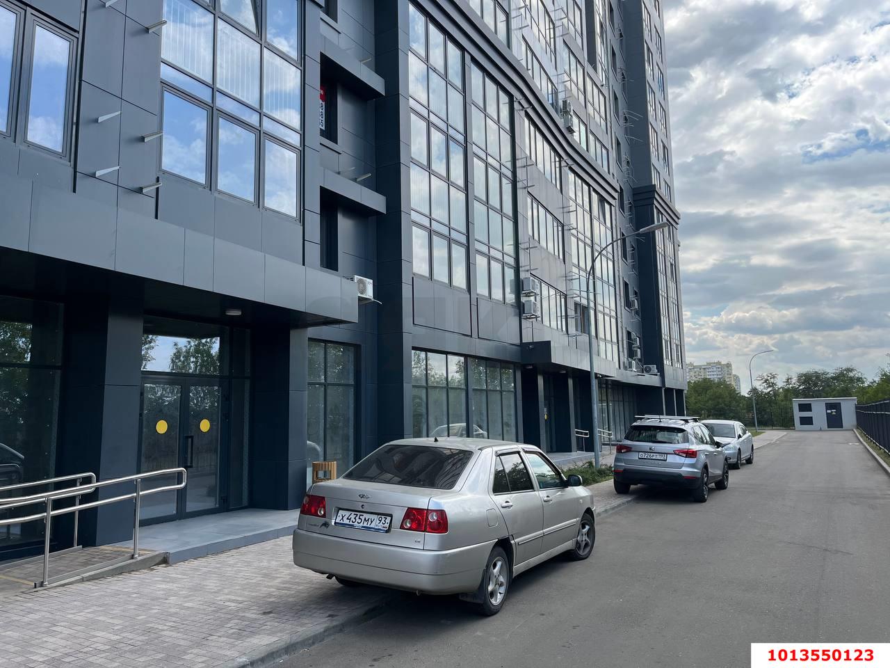 Фото №2: Торговое помещение 76 м² - Краснодар, Микрохирургии глаза, ул. Красных Партизан, 4/4