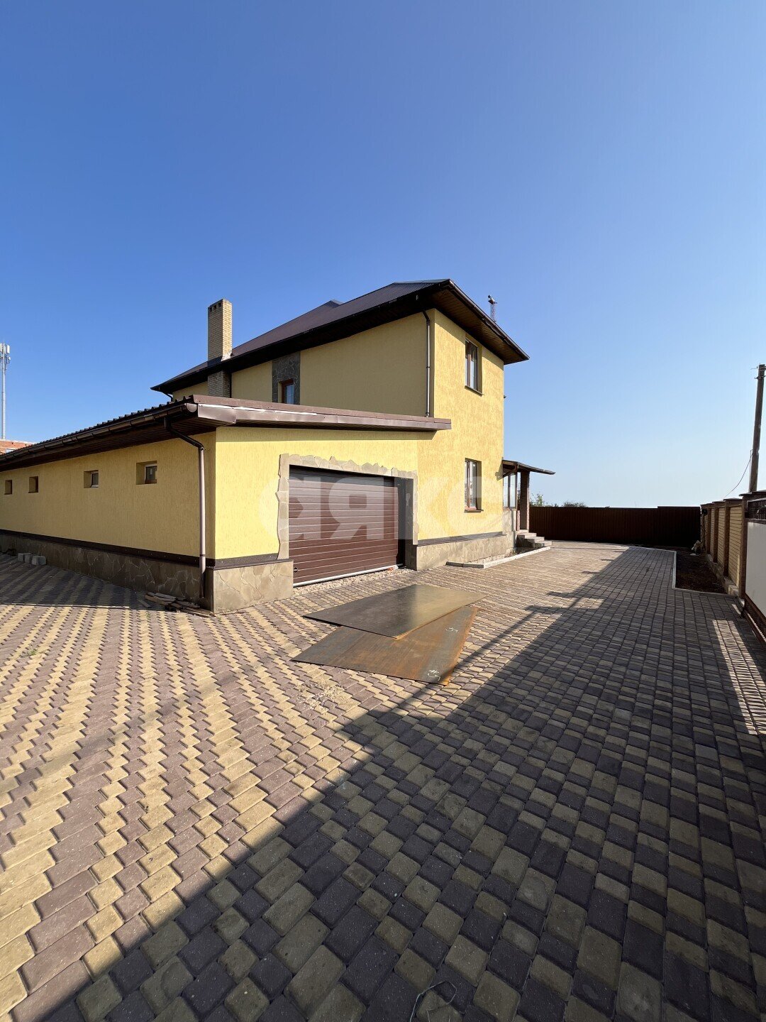 Фото №2: Дом <span class="whitespace-nowrap">243 м²</span> <span class="whitespace-nowrap">+ 8 сот.</span>, <span class="whitespace-nowrap">2 эт.</span> - Ильичёвское, ул. Лазурная