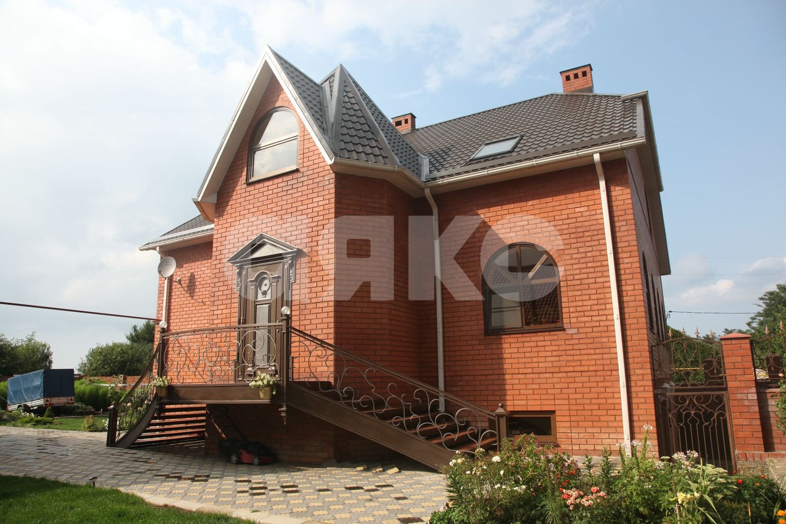 Фото №1: Коттедж 470 м² + 16.7 сот. - Курчанская, ул. Красная