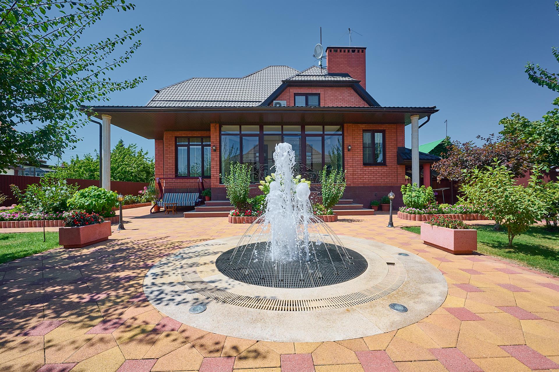 Фото №1: Дом 378 м² + 10 сот. - Ленина, мкр. Карасунский внутригородской округ, ул. Уманская, 44