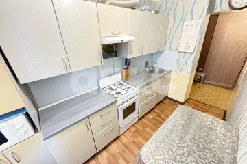 Фото №3: 3-комнатная квартира 58 м² - Нижнекамск, мкр. 6-й, ул. 50 лет Октября, 6А