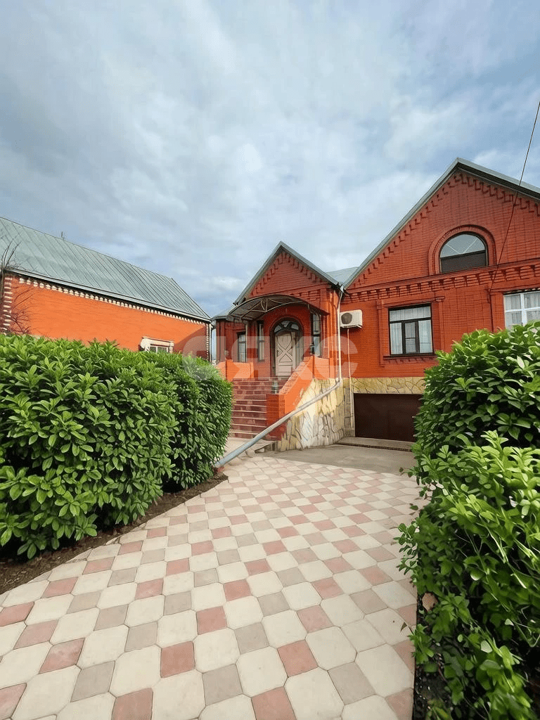 Фото №1: Дом 360 м² + 7 сот. - Новокубанск, ул. Нагорная, 33