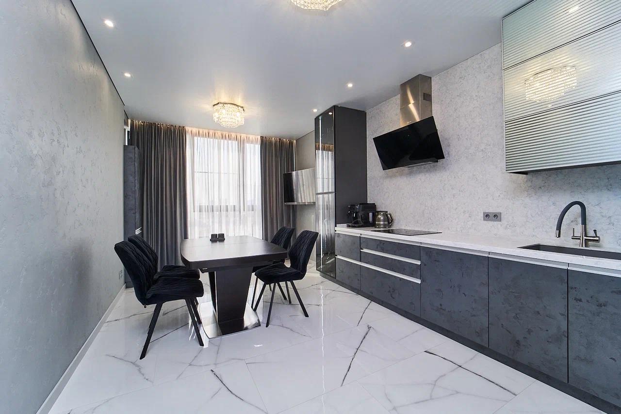 Фото №1: 2-комнатная квартира 72 м² - Краснодар, Прикубанский внутригородской округ, Школьный, жилой комплекс Версаль, мкр. Круглик, ул. Черниговская, 1