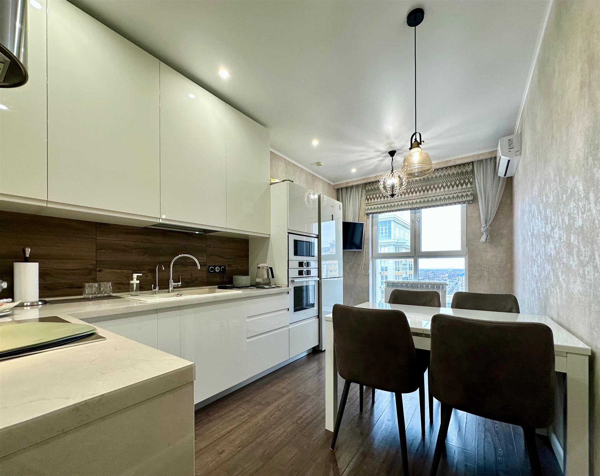 Фото №1: 1-комнатная квартира 42 м² - Краснодар, Центральный внутригородской округ, Центральный, мкр. ЖК Большой, ул. Красная, 176лит4