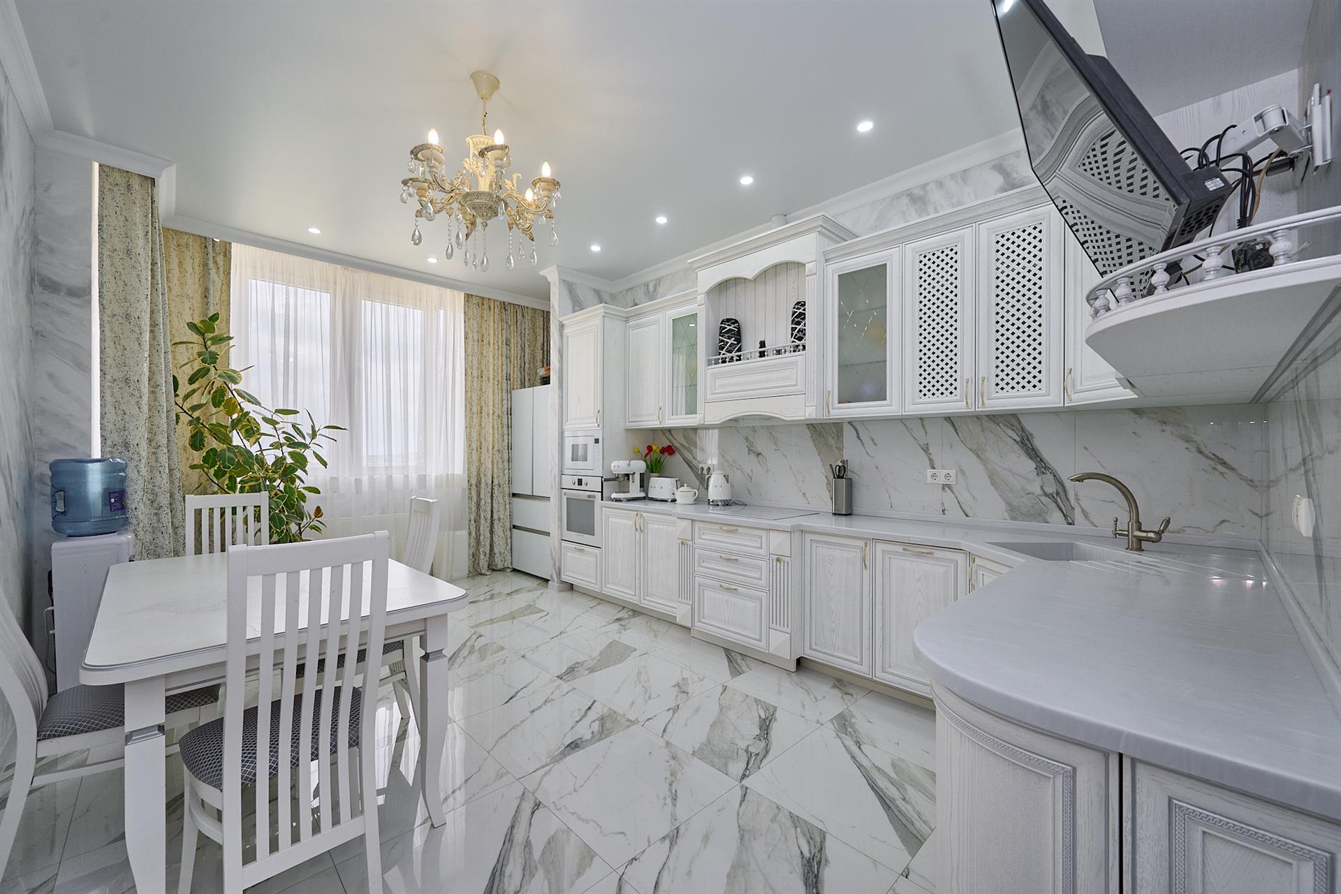 Фото №1: 3-комнатная квартира 101 м² - Краснодар, Карасунский внутригородской округ, жилой комплекс Поющие Фонтаны, мкр. Гидростроителей, ул. имени Невкипелого, 10