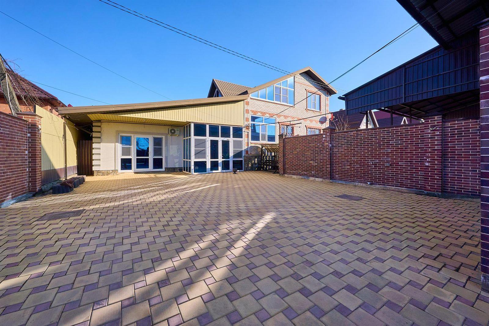 Фото №1: Дом 240 м² + 7 сот. - Яблоновский, мкр. Карасунский внутригородской округ, ул. Дорожная, 240