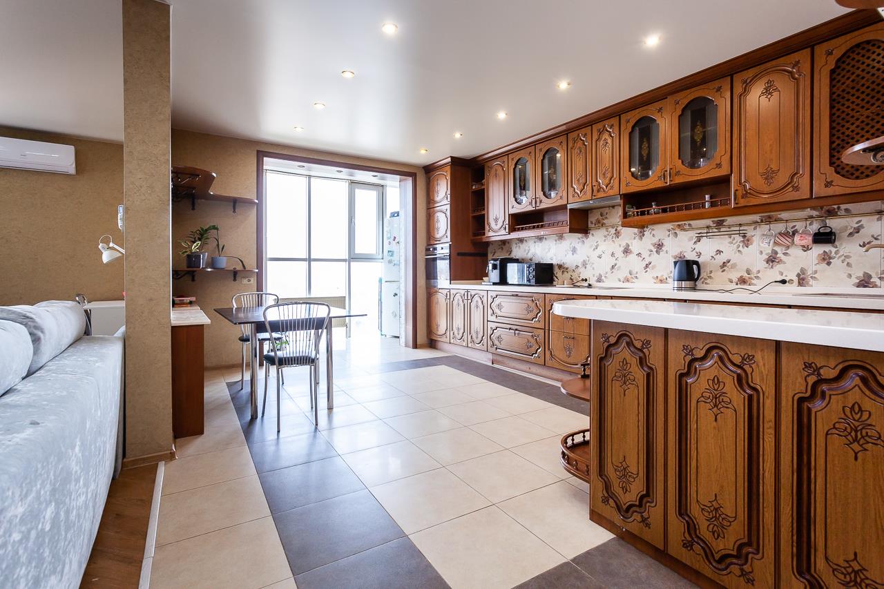 Фото №1: 2-комнатная квартира 86 м² - Краснодар, Центральный внутригородской округ, мкр. Центральный, ул. Промышленная, 49