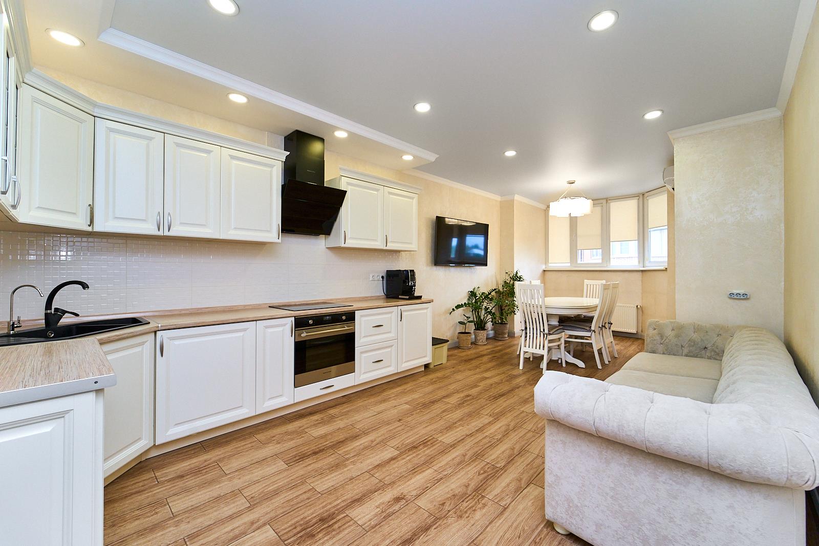 Фото №1: 2-комнатная квартира 81 м² - Краснодар, Западный внутригородской округ, мкр. Юбилейный, ул. Думенко, 21