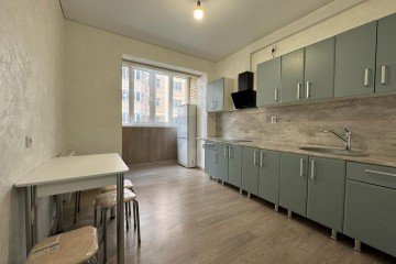 Фото №1: 1-комнатная квартира 42 м² - Краснодар, мкр. Музыкальный, ул. имени Мусоргского М.П., 1/4