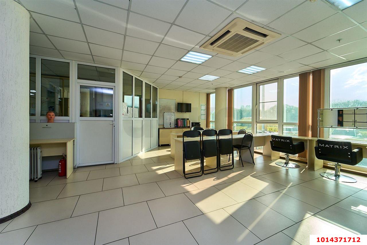 Фото №1: Торговое помещение 167 м² - Краснодар, Центральный, ул. Кубанская набережная, 37