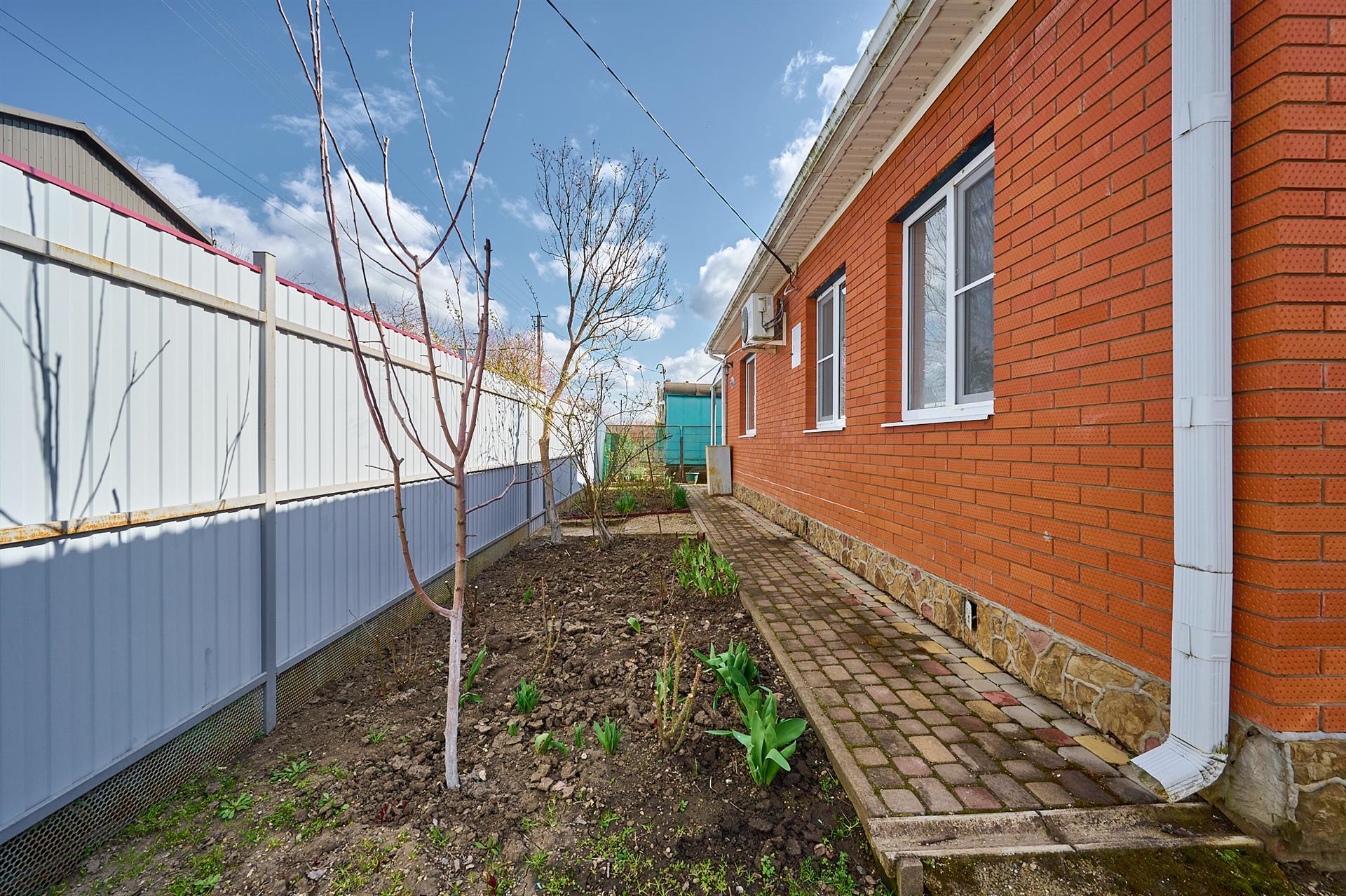 Фото №1: Дом 64 м² + 4 сот. - Октябрьский, Прикубанский внутригородской округ, ст Тополь, ул. Грушевая, 43