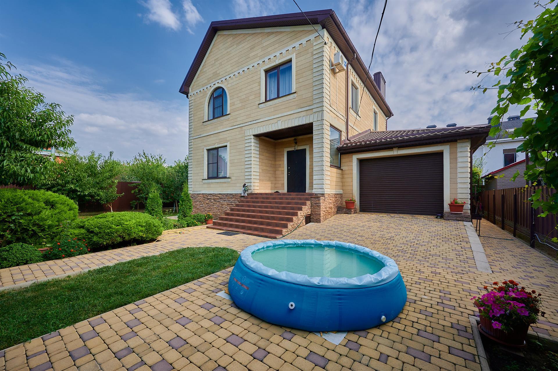 Фото №1: Дом 272 м² + 8 сот. - Краснодар, Прикубанский внутригородской округ, Калинино, мкр. Завод Радиоизмерительных Приборов, пер. Алуштинский, 7