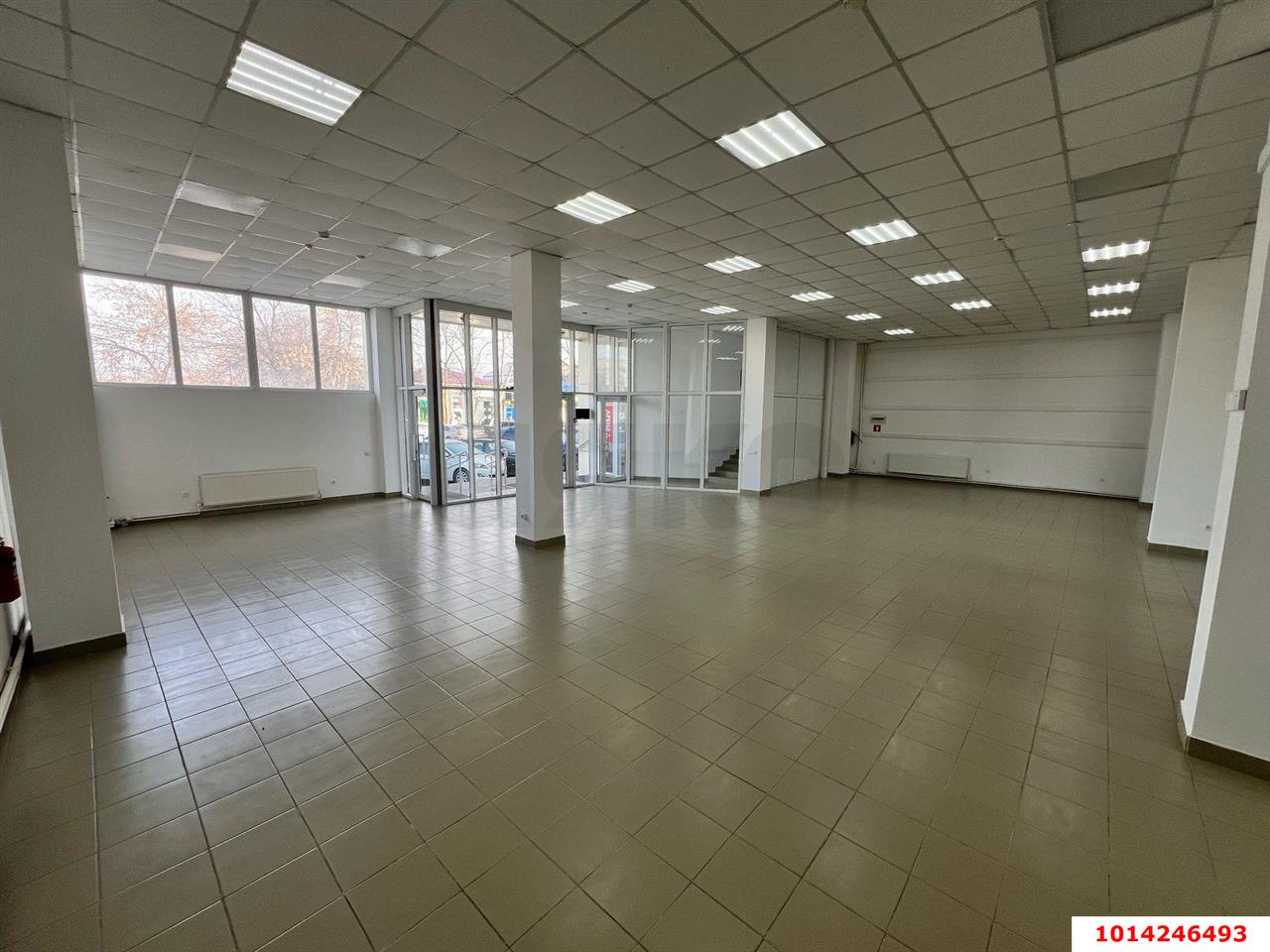 Фото №2: Торговое помещение 275 м² - Майкоп, Центр, ул. Крестьянская, 209