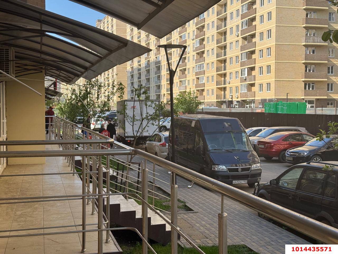 Фото №2: Торговое помещение 47 м² - Краснодар, жилой комплекс Дыхание, ул. Лётчика Позднякова, 2