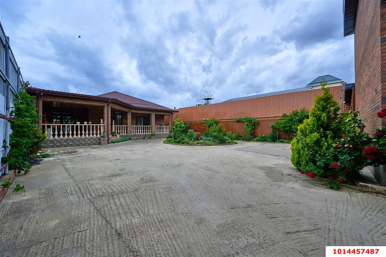 Фото №2: Дом 300 м² + 10 сот. - Российский, мкр. Прикубанский внутригородской округ, ул. имени В.М. Комарова, 90