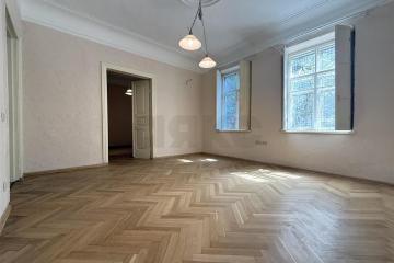 Фото №1: 3-комнатная квартира <span class="whitespace-nowrap">56 м²</span>, <span class="whitespace-nowrap">1/1 эт.</span> - Краснодар, мкр. Центральный, ул. Красная, 65