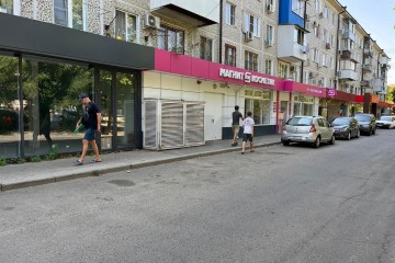 Фото №2: Торговое помещение 430 м² - Краснодар, мкр. Гидростроителей, ул. имени Дмитрия Благоева, 2