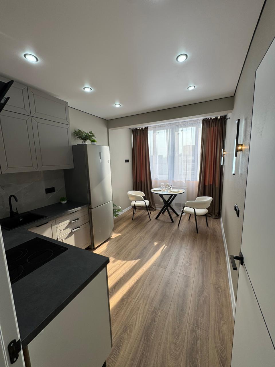 Фото №2: 2-комнатная квартира 55 м² - Краснодар, Прикубанский внутригородской округ, Завод Радиоизмерительных Приборов, имени Петра Метальникова, мкр. жилой комплекс Времена Года-2, ул. Петра Метальникова, 26