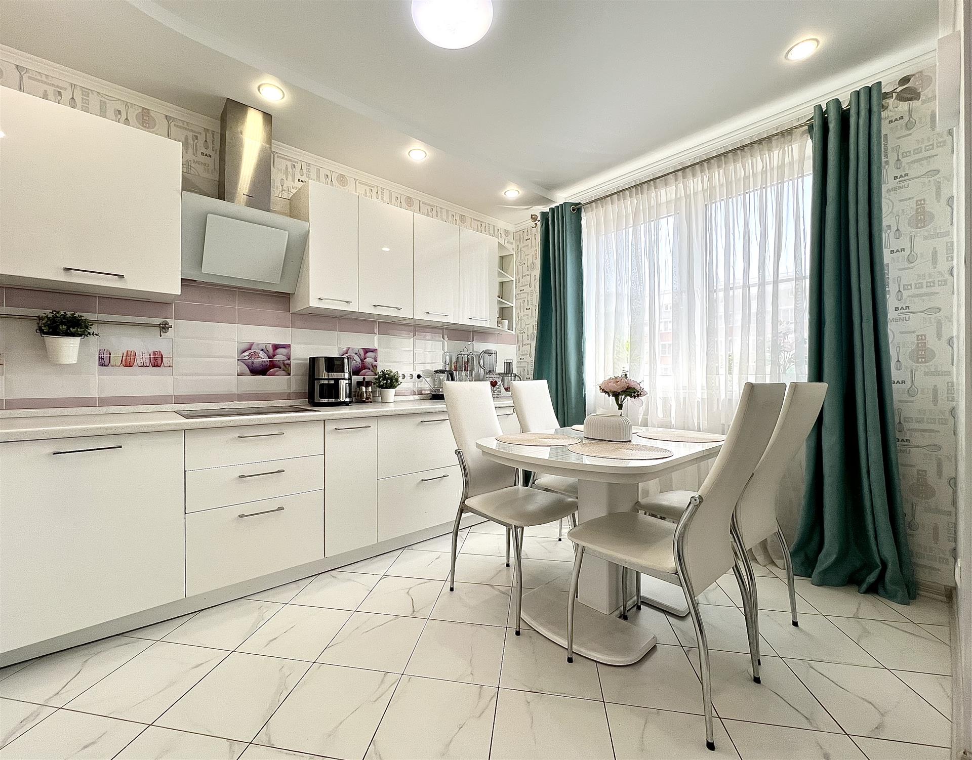 Фото №1: 2-комнатная квартира 65 м² - Краснодар, Прикубанский внутригородской округ, Завод Радиоизмерительных Приборов, имени Петра Метальникова, мкр. жилой комплекс Инсити, ул. Евгении Жигуленко, 11/2