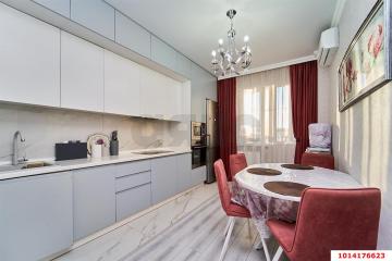 Фото №1: 1-комнатная квартира <span class="whitespace-nowrap">42 м²</span>, <span class="whitespace-nowrap">2/18 эт.</span> - Краснодар, мкр. жилой комплекс Версаль, ул. Черниговская, 1