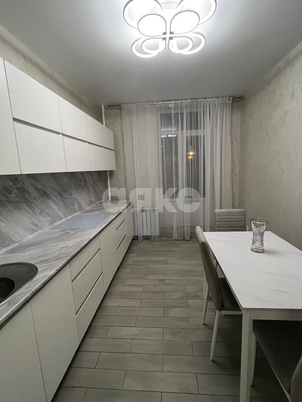 Фото №1: 3-комнатная квартира 90 м² - Волгоград, жилой комплекс Янтарный Город, ул. Маршала Воронова, 14
