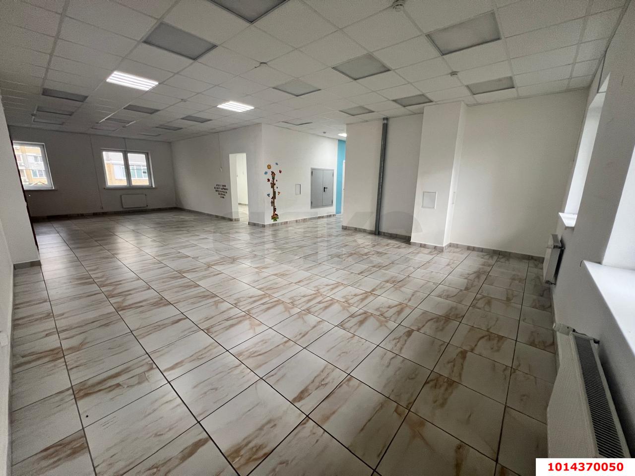 Фото №3: Торговое помещение 162 м² - Краснодар, Славянский, ул. Красных Партизан, 1