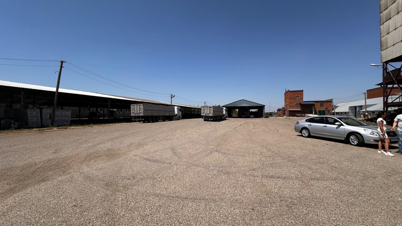 Фото №3: Коммерция 1470 м² - Новотитаровская, ул. Луначарского, 426Д