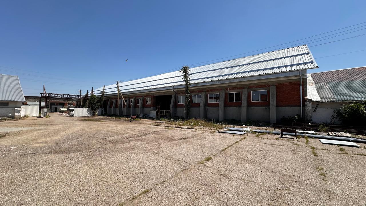 Фото №1: Коммерция 1470 м² - Новотитаровская, ул. Луначарского, 426Д