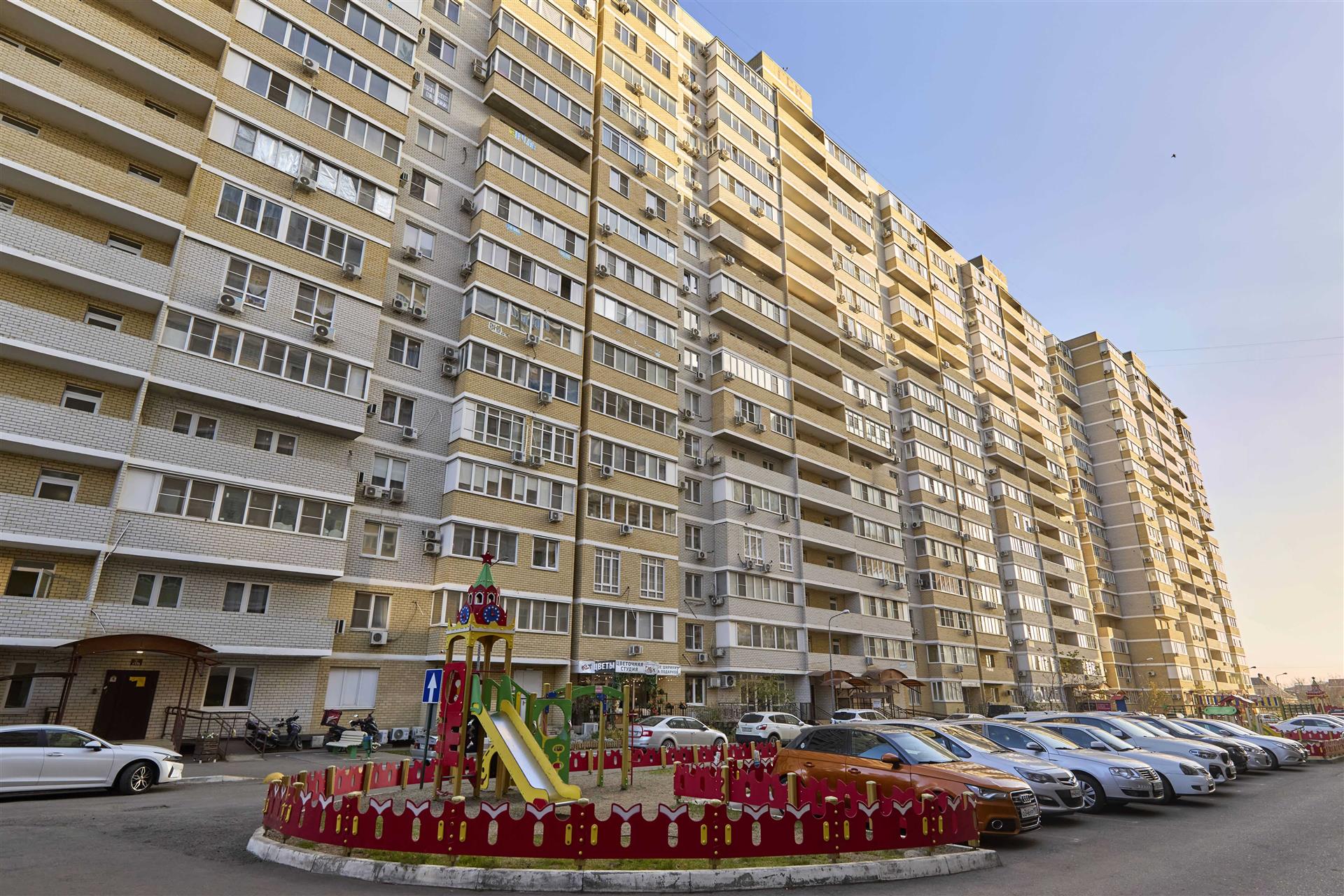 Фото №2: 2-комнатная квартира 70 м² - Краснодар, Прикубанский внутригородской округ, 2-я Площадка, мкр. жилой комплекс Кремлёвские Ворота, ул. Кореновская, 2к1