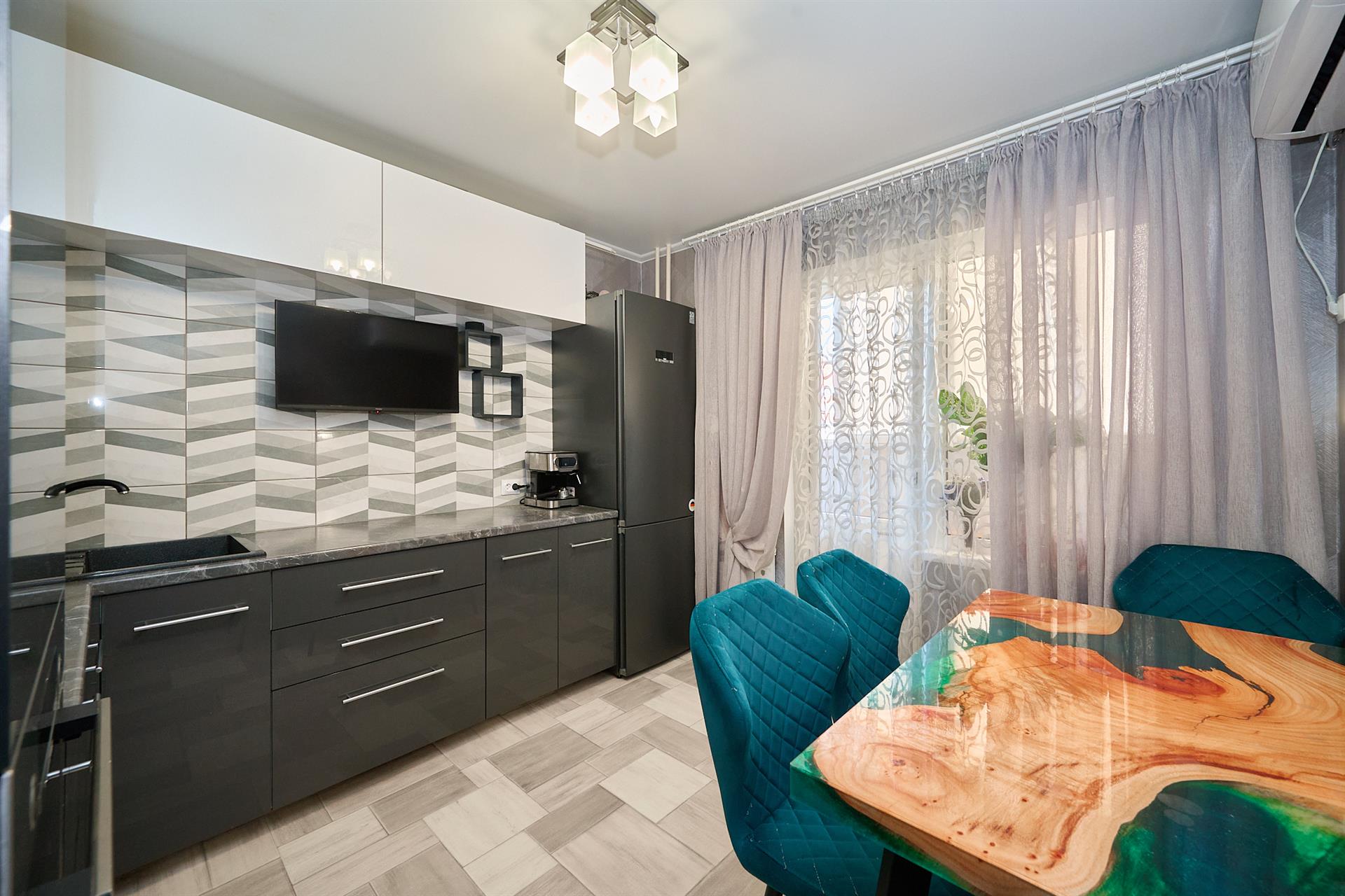 Фото №1: 2-комнатная квартира 52 м² - Краснодар, Прикубанский внутригородской округ, мкр. Восточно-Кругликовский, ул. Генерала Трошева, 21