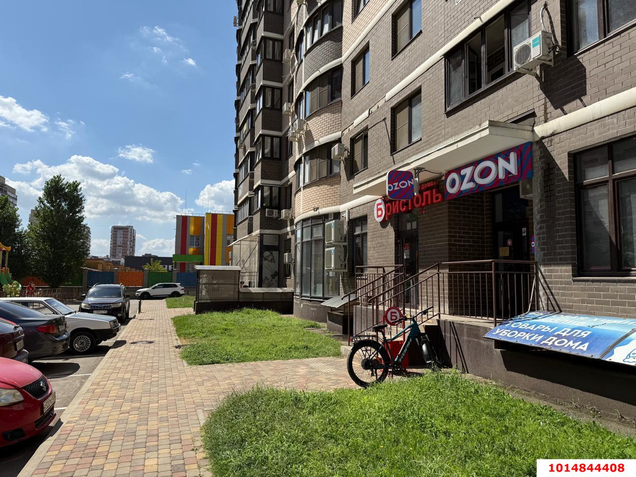 Фото №1: Торговое помещение 84 м² - Краснодар, жилой комплекс Победа-2, ул. Цезаря Куникова, 35