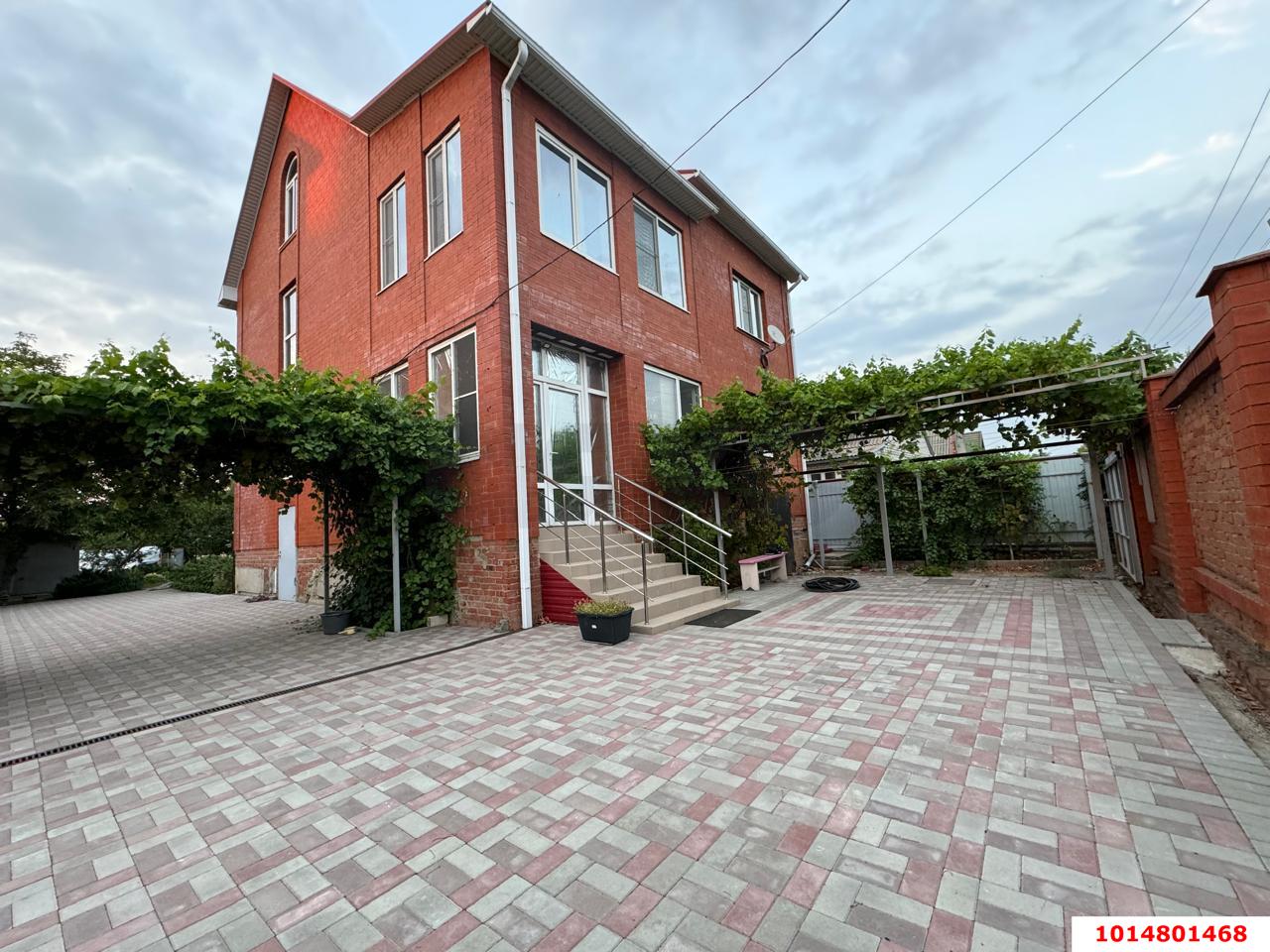 Фото №1: Дом 234 м² + 10 сот. - Новотитаровская, ул. Солнечная, 36