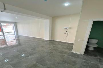 Фото №3: Коммерция 31 м² - Российский, мкр. Прикубанский внутригородской округ, ул. имени В.М. Комарова, 21Б